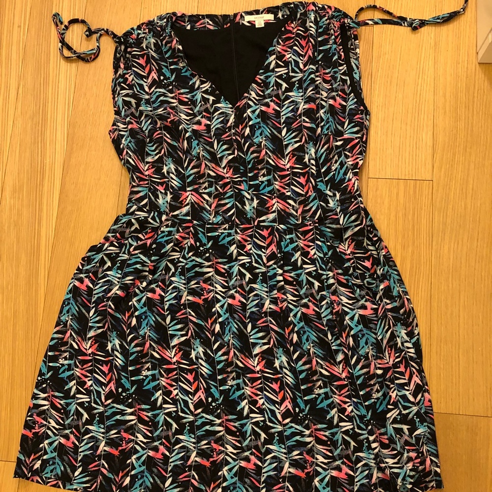 V-Neck Nordstrom Dress with POCKETS!!